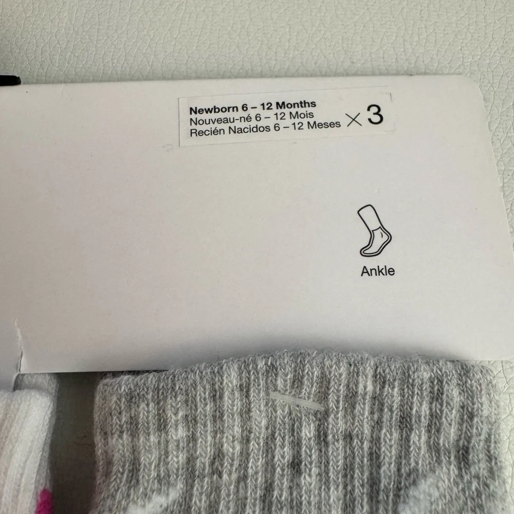 NWT Nike girls ankle grippy socks
